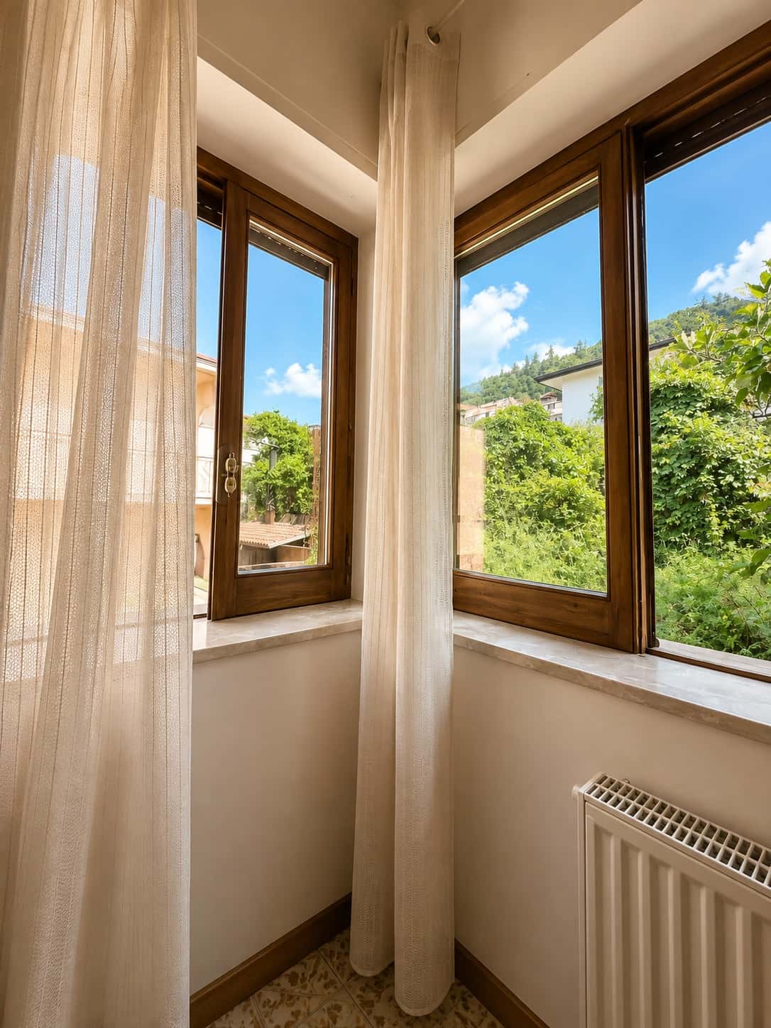 Vista sulle montagne dalla finestra