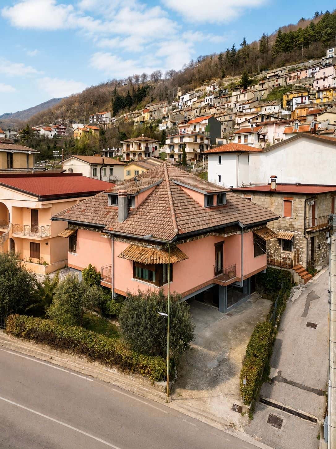 Villa Giovanna vista dall'alto, con il paese sulla collina alle spalle