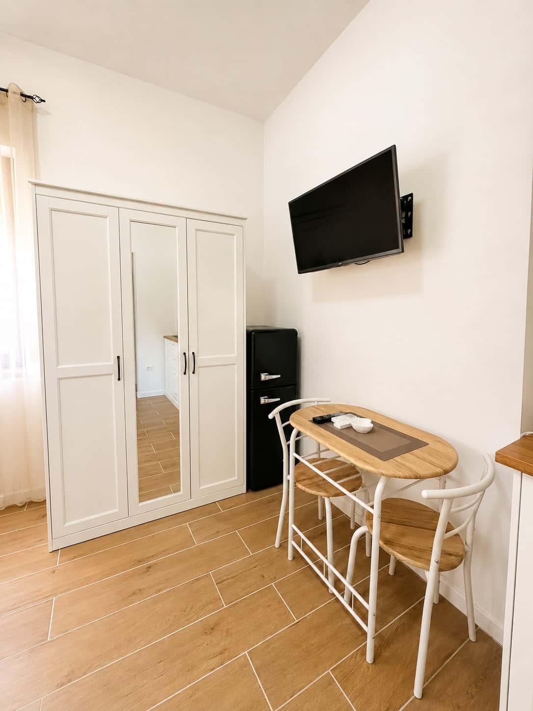 Armadio, TV, minifrigo e tavolino