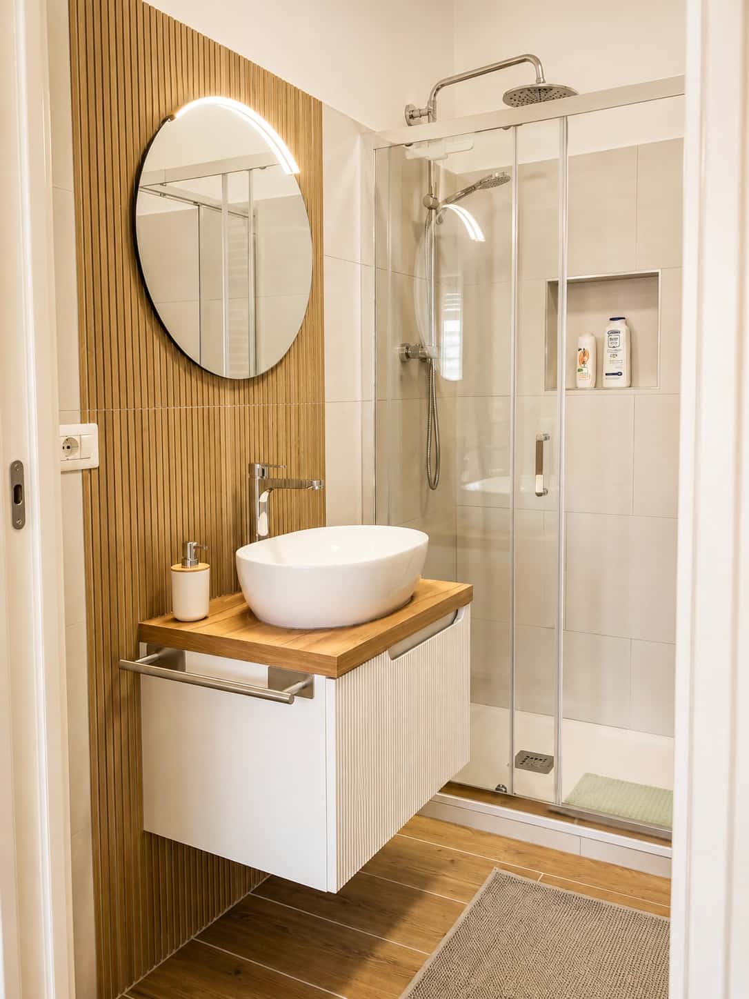 Bagno con lavabo, specchio e doccia