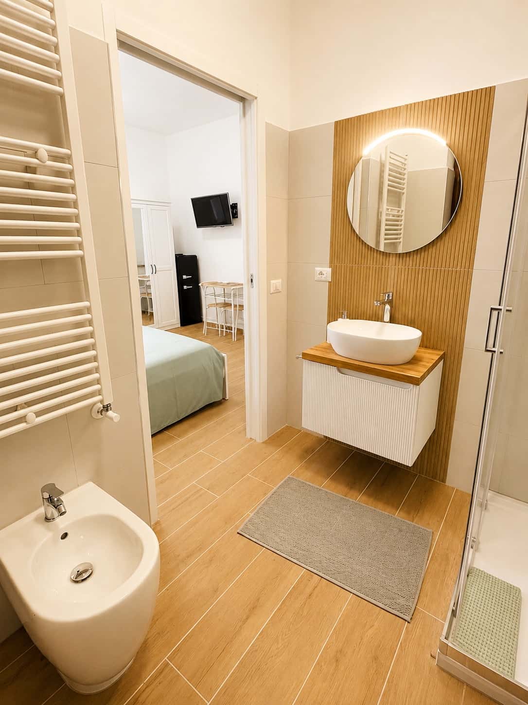 Bagno con bidet e vista sulla camera