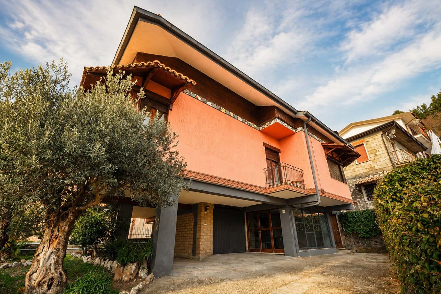 La facciata di Villa Giovanna con l'ulivo all'ingresso