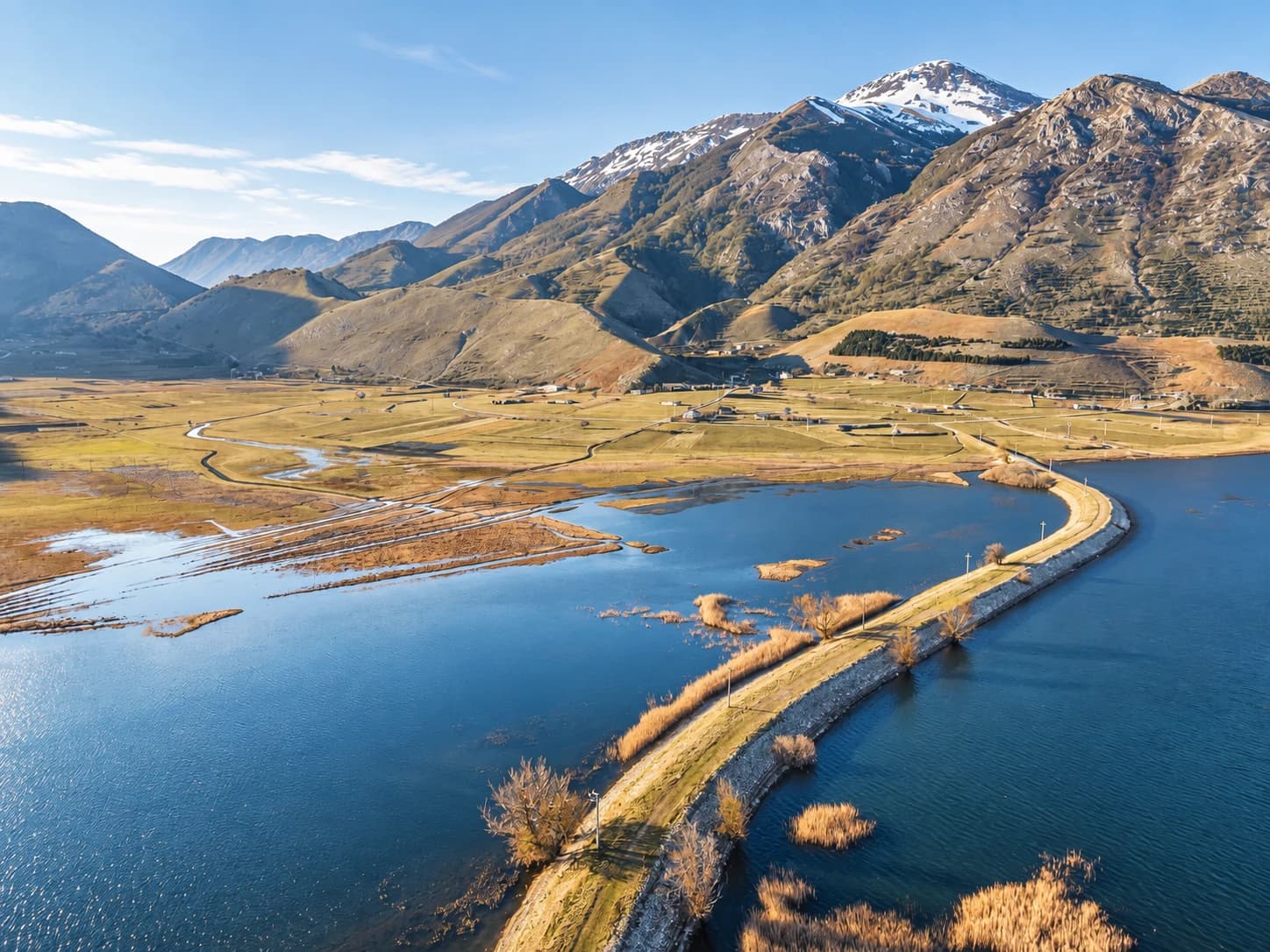 Il Lago del Matese visto dall'alto, con le cime innevate sullo sfondo