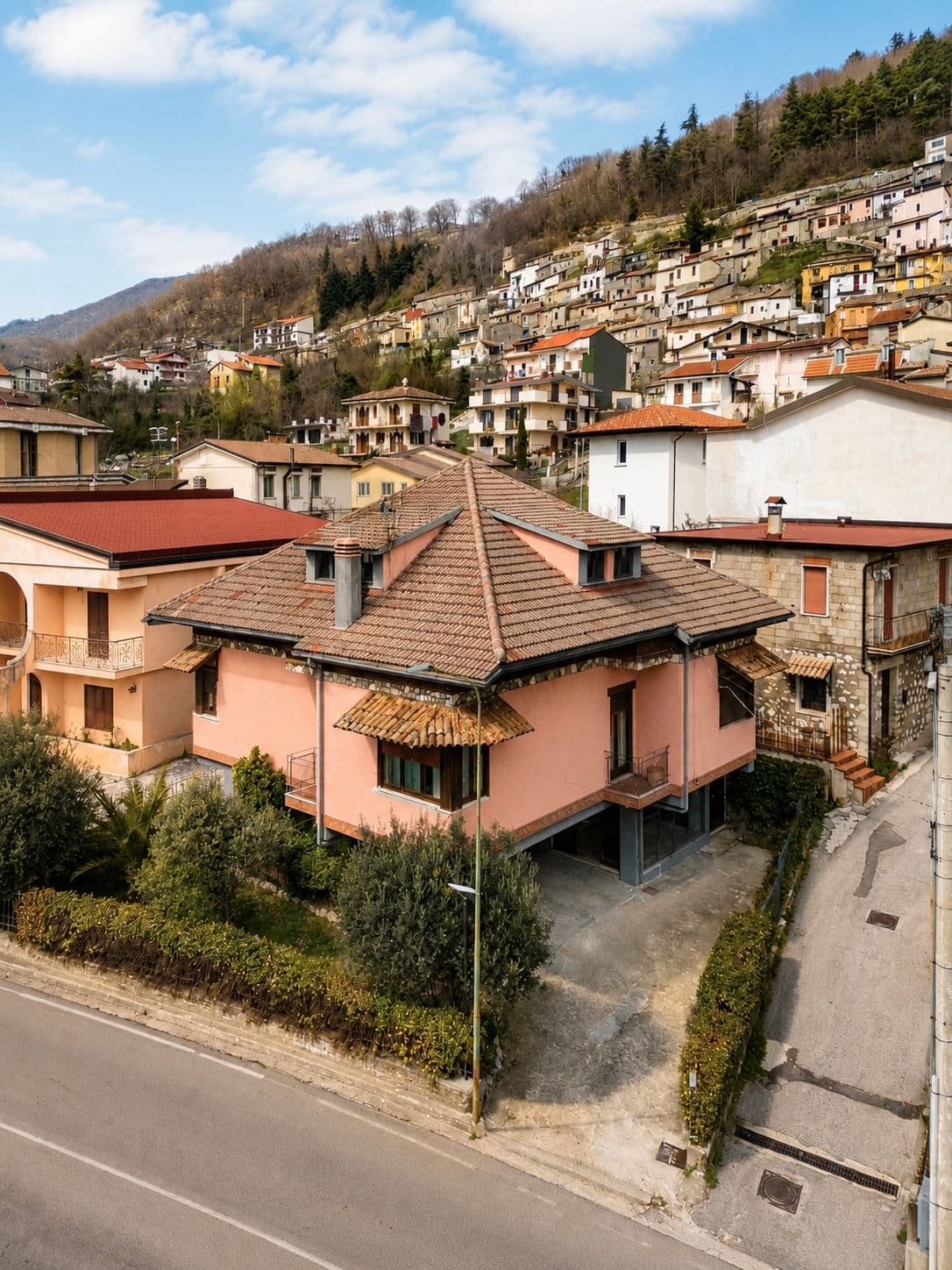 Villa Giovanna vista dall'alto, con il paese sulla collina alle spalle