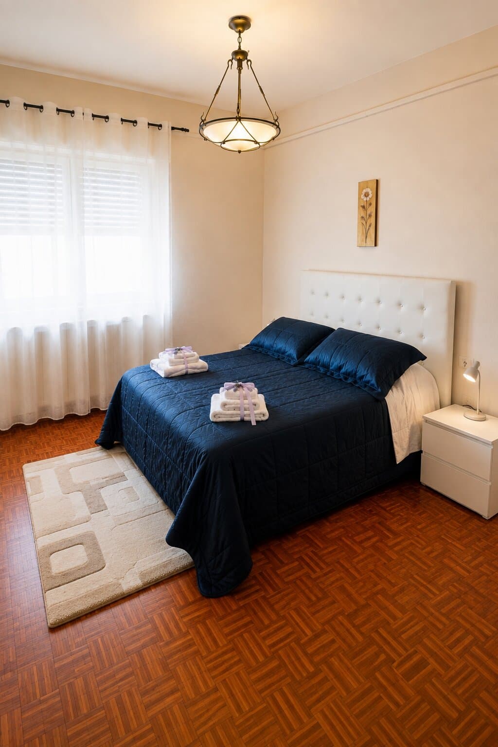 Camera da letto matrimoniale con biancheria blu