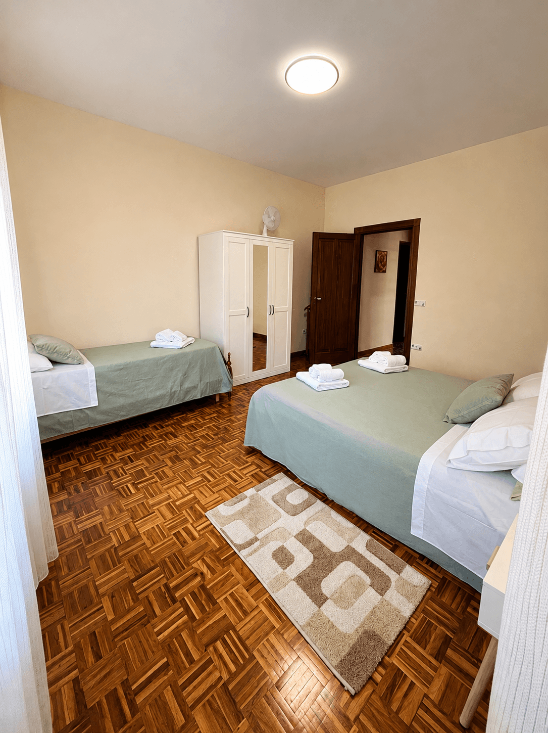 Camera con letto singolo, letto matrimoniale e armadio