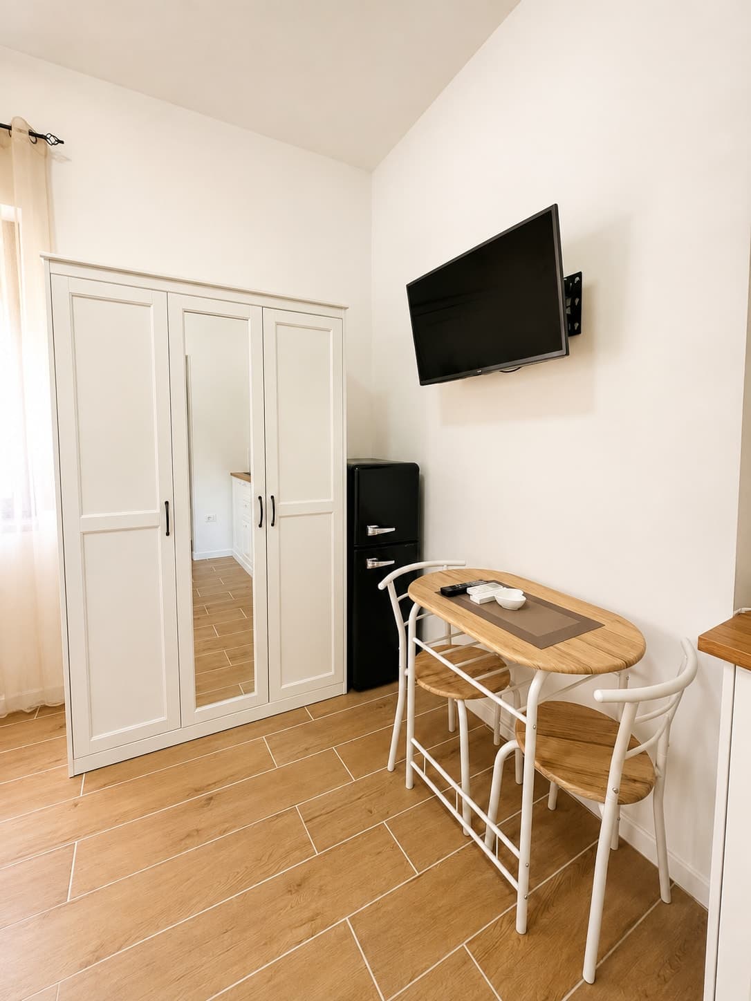 Armadio, TV, minifrigo e tavolino