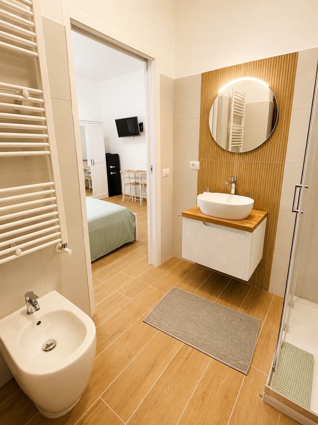 Bagno con bidet e vista sulla camera