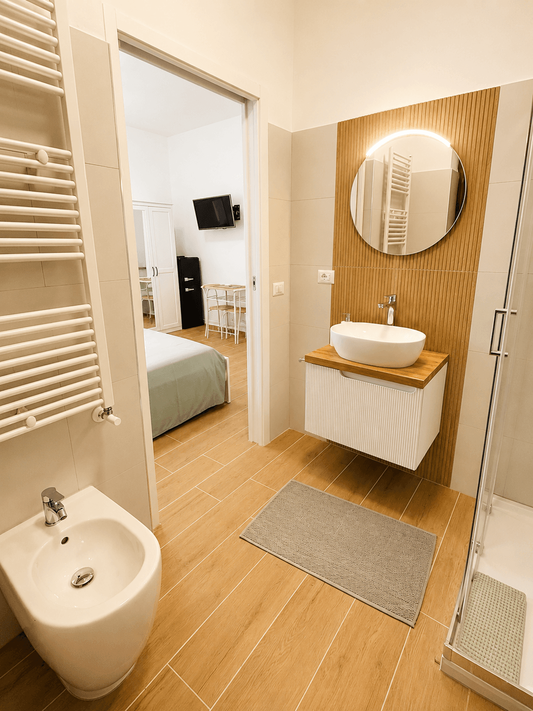 Bagno con bidet e vista sulla camera