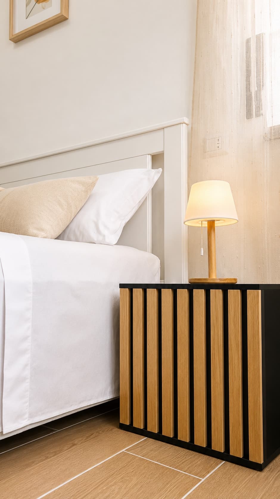 Dettaglio del comodino con lampada